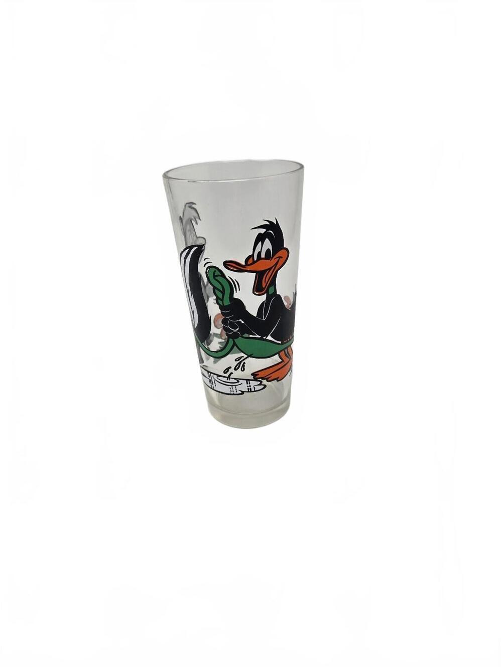 1976 Collector "Looney Tunes" glass featuring Daffy Duck and Pepé Le Pew